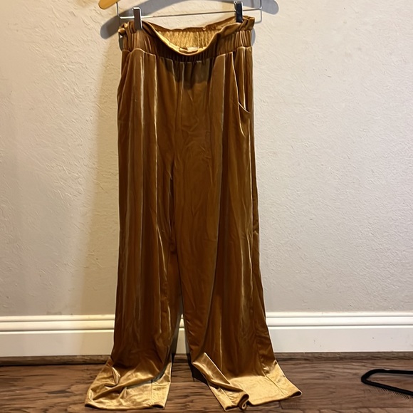 Madison & Berkeley Velvet Wide Leg Pull-on Pants size M - Picture 3 of 4